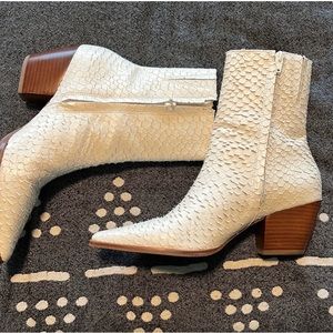 Matisse Caty Boots in snakeskin white. Excellent used condition